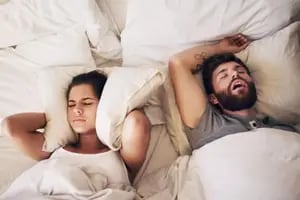 Qué es el “sleep divorce”, el creciente número de parejas que duermen en piezas separadas