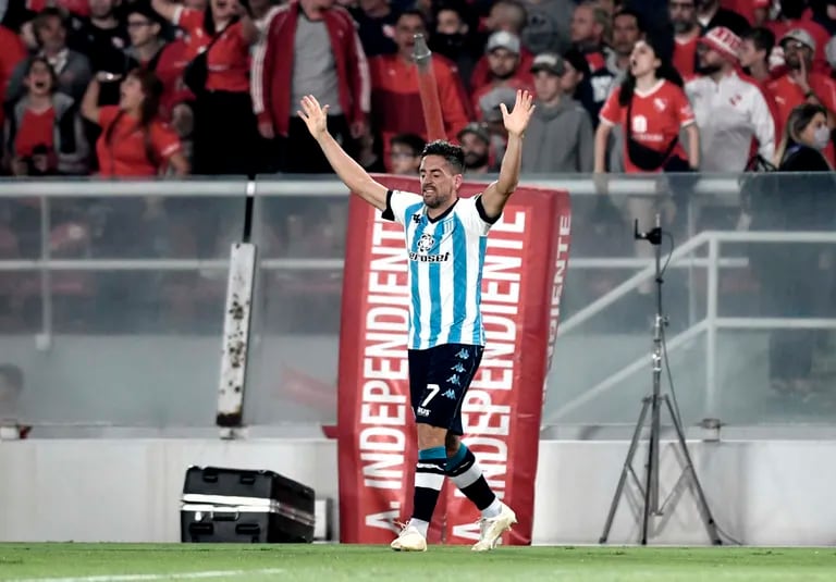 Gabriel Hauche festeja su gol a los tres minutos; Racing se puso en ventaja, recibió el impacto del empate, aguantó el mejor momento de Independiente y consiguió la victoria cerca del final.