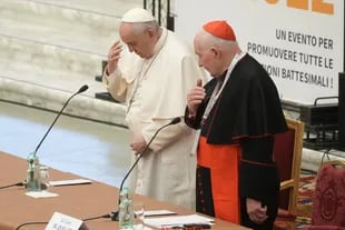 El Papa Francisco y el cardenal Marc Ouellet  hacen la señal de la cruz mientras asisten a un congreso, el jueves 17 de febrero de 2022.