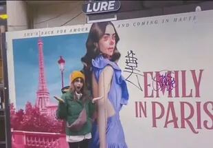 Lily Collins frente al cartel vandalizado de su serie de Netflix