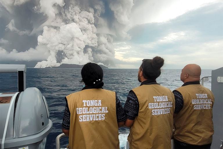 Un tsunami golpeó Tonga tras una gigantesca erupción volcánica en el Pacífico.
Crédito : Facebook Tonga Geological Services, Government of Tonga.