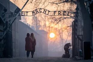 El público visita el campo de concentración nazi, al cumplirse el 75 años de la liberación de los detenidos