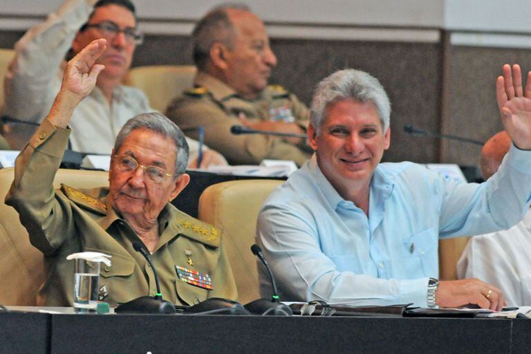 Castro y Díaz-Canel, durante una reunión de funcionarios cubanos en La Habana
