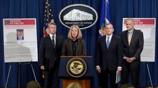La actual fiscal general de los EEUU, Mary McCord, flanqueada a la izquierda por el fiscal del distrito del norte Brian Stretch y, a la derecha, el director ejecutivo del FBI, Paul Abbate, y el director de la Oficina de Asuntos Internacionales, Vaughn Ary