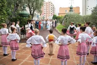La familia real asiste a los bailes tradicionales en el parque Princesa Antonieta, sede habitual del picnic. 