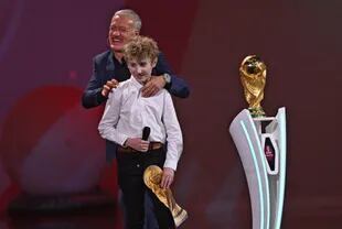 El entrenador francés Didier Deschamps (detrás) aparece en el escenario con el trofeo de la Copa del Mundo y el niño francés Joris