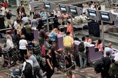 La aerolínea que le pide a sus ejecutivos que trabajen de maleteros en el aeropuerto