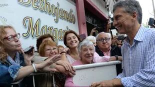 Macri, esta mañana, al ingresar en el centro de jubilados Deshojando Margaritas
