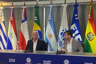 Gianni Infantino, de la FIFA y Alejandro Domínguez, de la Conmebol