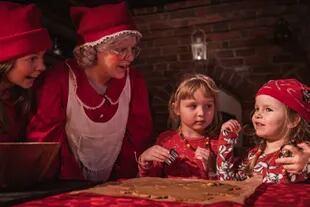 En Santa Claus Village también se puede visitar a la Señora Claus, y cocinar allí las tradicionales galletas de jengibre