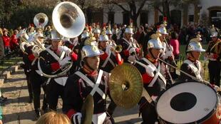 (2006) Por los 200 años de la Reconquista, la Banda Militar Ituzaingó tocó en la plaza de la Recoleta