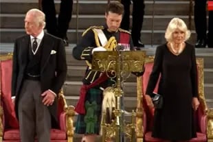 El rey de Inglaterra Carlos III, el mayor Jonathan Thompson y la reina consorte Camila Parker Bowles, en la presentación del flamante monarca ante el parlamento británico, en Westminster