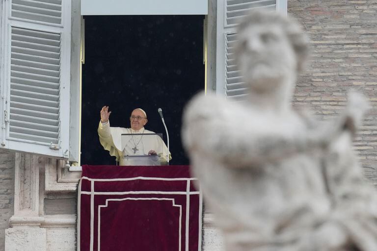 El papa Francisco ofrece la plegaria del Angelus desde una ventana con vistas a la Plaza de San Pedro del Vaticano, el domingo 9 de enero de 2022. (AP Foto/Gregorio Borgia)