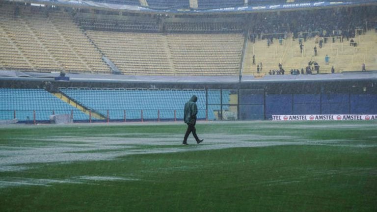 La primera final de la Libertadores 2018 se suspendió porque la Bombonera no drenó a tiempo