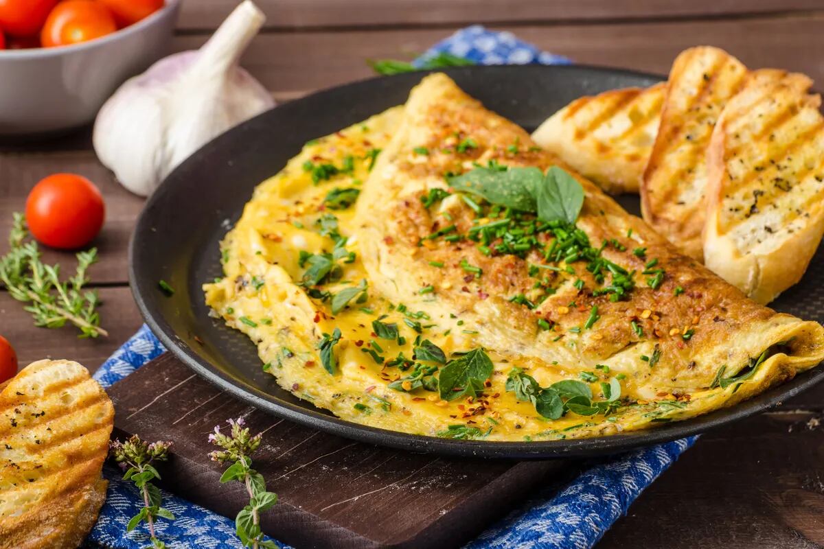 Cómo hacer un omelette perfecto y qué usar para el relleno - LA NACION