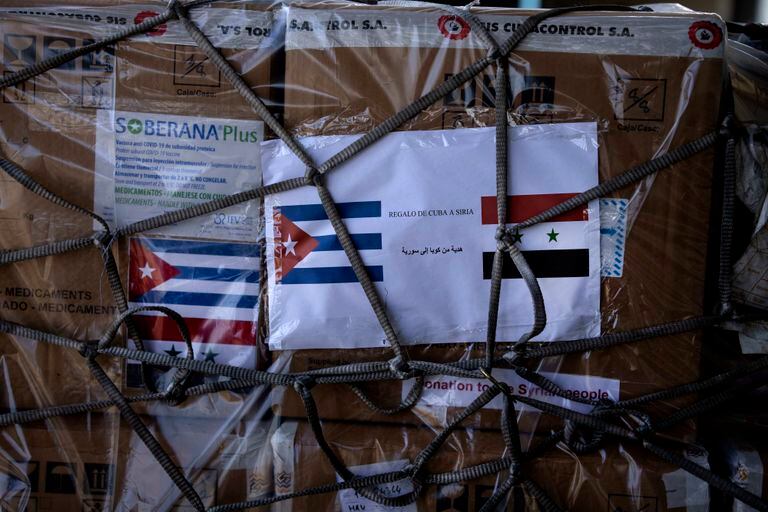 Un cargamento de Cuba de vacunas contra COVID-19 donadas a Siria se asienta en la pista del Aeropuerto Internacional José Martí, en La Habana, el viernes 7 de enero de 2022. (AP Foto/Ramon Espinosa)