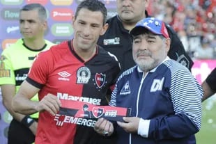 El recibimiento de Maxi Rodriguez, en la visita de Gimnasia a Rosario, por el torneo pasado