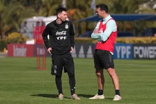 Los Lionel: Messi y Scaloni, en un entrenamiento. El DT fue su compañero en el Mundial de Alemania 2006, el primero del ahora capitán.