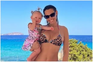Pampita compartió las fotos de sus increíbles vacaciones en Ibiza: sol, playa y mimos en familia
