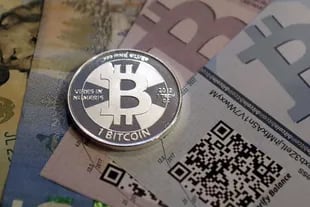 Una representación física del bitcoin. La plataforma digital fue adoptada como medio de pago por el sitio de venta minorista Avalancha.com