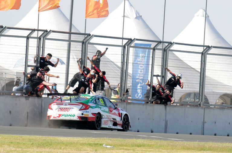 Un festejo en equipo: los mecánicos de Honda se trepan al muro y celebran el éxito de Facundo Ardusso en San Nicolás.
