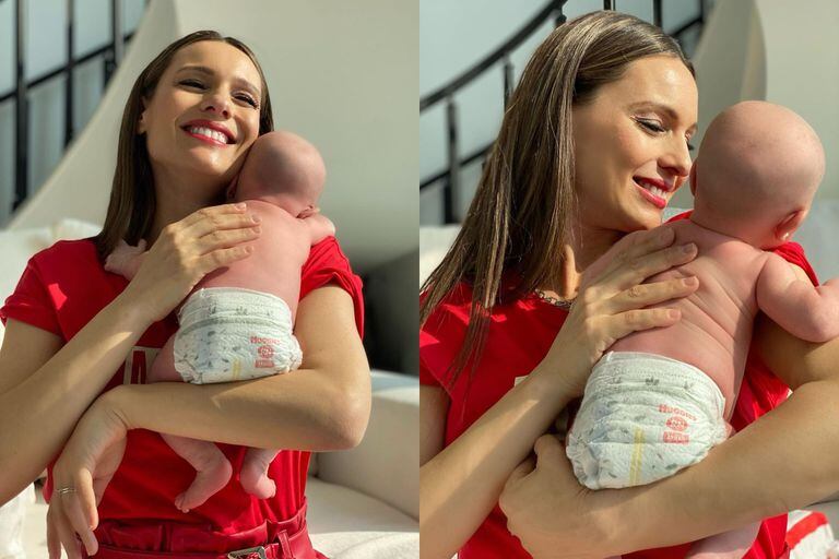 Pampita compartió dos fotos haciéndole upa a su hija Ana en el día en que cumplió su primer mes de vida