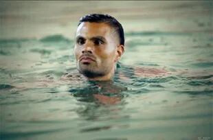 Ayer se viralizó vía WhatsApp un meme del futbolista de la Selección Gabriel Mercado flotando en el agua, bajo el lema "mercado emergente"