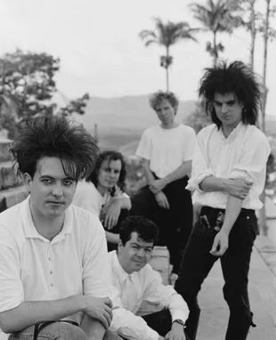 English rock group The Cure in Brazil during their 1987 tour, 30th March 1987. Left to right: singer Robert Smith, guitarist Porl Thompson, keyboard player Laurence 'Lol' Tolhurst, drummer Boris Williams and bassist Simon Gallup. (Photo by Michael Putland/Getty Images)