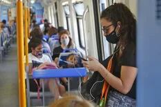 Coronavirus: habilitan pasajeros parados en trenes y colectivos en horario pico
