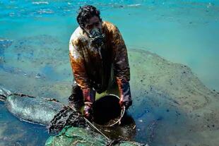 Los trabajadores se desesperan por achicar la cantidad de petróleo y gasoil en el mar