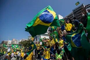 Simpatizantes se reúnen durante una manifestación en apoyo del presidente de Brasil, Jair Bolsonaro, para conmemorar el Día de la Independencia en la playa de Copacabana