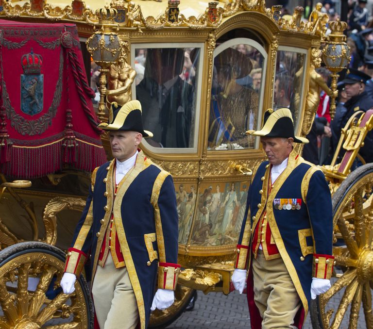 ARCHIVO _  Sirvientes caminan junto a la Carroza Dorada cuando el rey Willem-Alexander y la Reina Maxima de Holanda arriban al Palacio de Noordeinde, el 17 de septiembre del 2013.  (AP Foto/Peter Dejong)