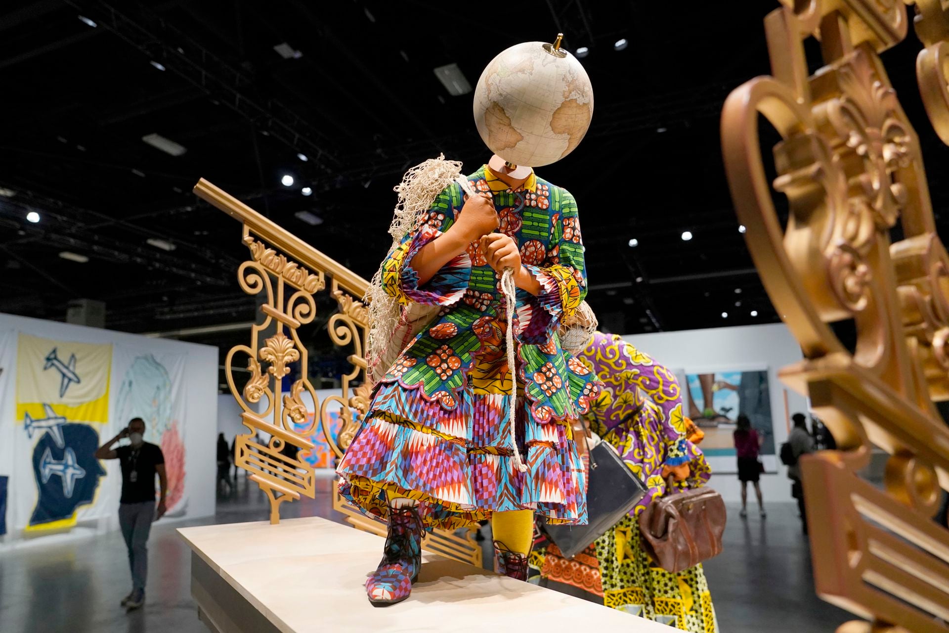 La escultura titulada "Moving Up", del artista Yinka Shonibare se exhibe durante la vista previa VIP de Art Basel Miami Beach
