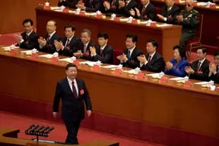 Miembros del congreso nacional del partido comunista de China aplauden cuando entra Xi Jinping