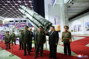 Kim Jong-un exhibe sus misiles prohibidos en un “tour” a un enviado de Putin