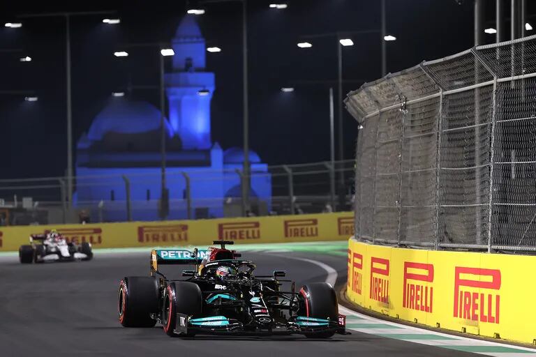Hamilton ganó el primer Gran Premio de Arabia Saudita de Fórmula 1 en 2021, en las calles de Jeddah.