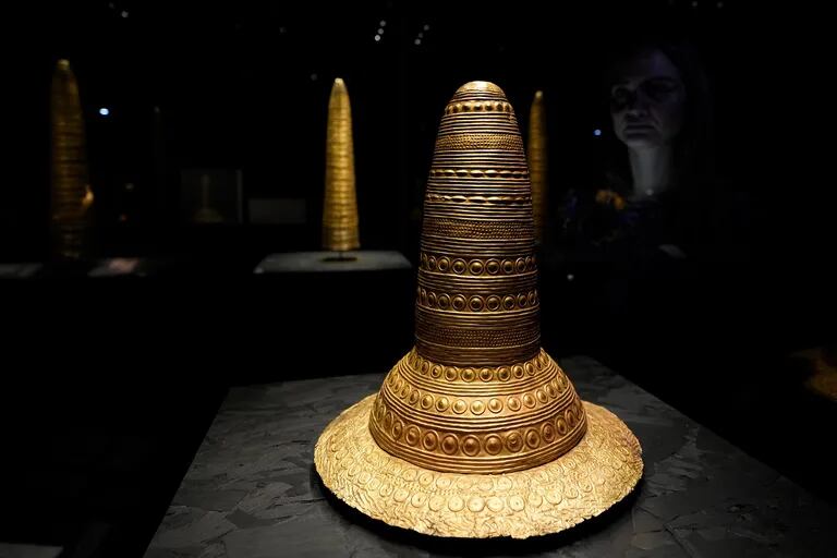 El sombrero ceremonial de Schifferstadt, Alemania, es parte de la exhibición de Stonehenge