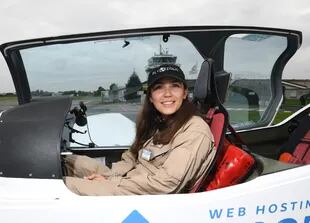 La piloto belga-británica Zara Rutherford, de 19 años, durante los preparativos en Wevelgem antes de emprender un viaje alrededor del mundo en una avioneta, en un intento por convertirse en la más joven en volar sola alrededor del mundo