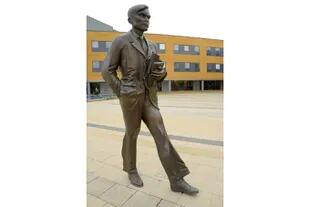 Estatua de Turing en el campus de la Universidad de Surrey, Inglaterra