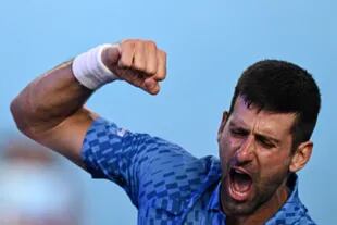 Novak Djokovic celebra su victoria ante Stefanos Tsitsipas; Australian Open es su torneo favorito
