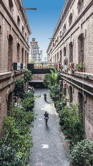 En el complejo Darwin, el primer edificio reciclado para lofts de Buenos Aires, construido a fines de los 80 en la exfábrica textil Dell’Acqua, tres vecinos aprovechan la amplitud de sus espacios para desplegar su particular visión.
