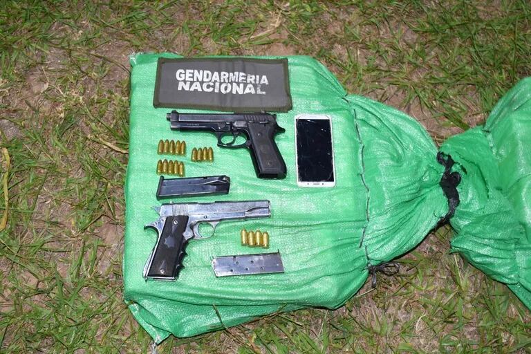 Armas secuestradas a un hombre que trasladaba 244 kilos de cocaína en Salta