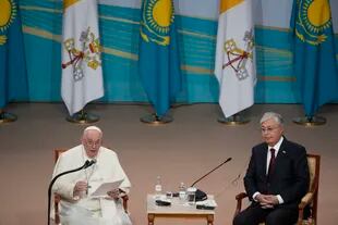 El papa Francisco pronuncia su discurso con el presidente de Kazajistán, Kassym-Jomart Tokayev, durante una reunión con autoridades, la sociedad civil y diplomáticos en la Sala de Conciertos Qazaq en Nursultán, Kazajistán