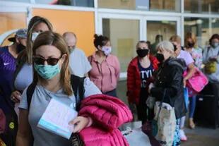Los pasajeros, preparados con su carnet de vacunación en la terminal de ómnibus de La Plata