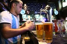 Cómo se prepara para Argentina-Australia el bar más futbolero de Recoleta que corta la calle y desborda las veredas