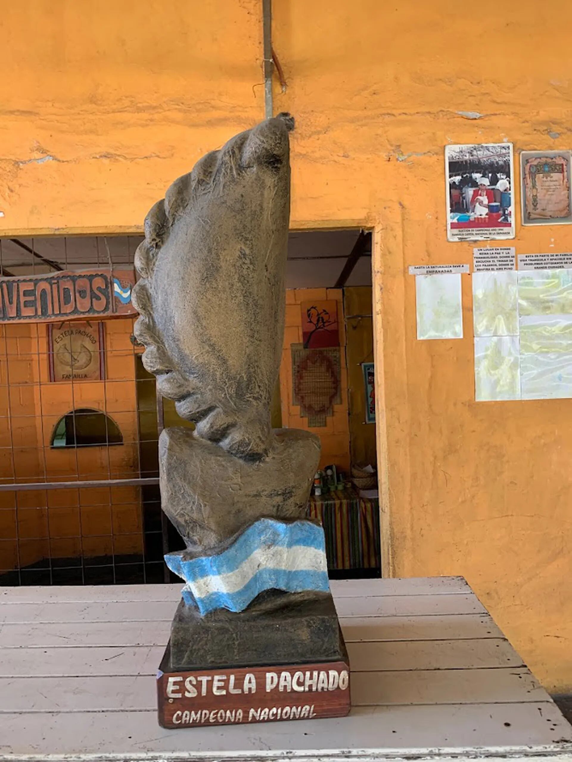 Estela Pachado recibió su escultura alegórica, como campeona de la empanada.