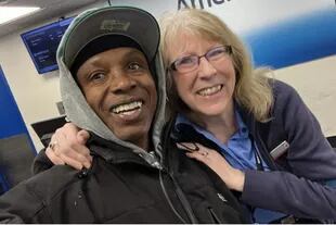 Kingsley Burnett conoció a Carol Castellano en el mostrador del aeropuerto