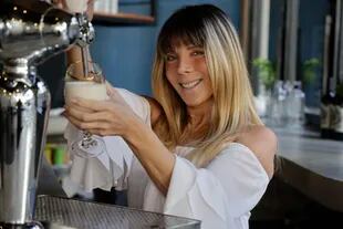 Adriana Brodksy "tira" una cerveza, con bastante espuma: en pandemia idearon un bar con su hijo y hoy en día es una realidad 