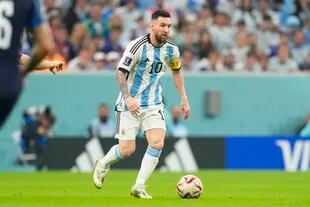 Lionel Messi controla la pelota durante el partido entre Croacia y Argentina por semifinales de la Copa del Mundo