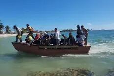 El impactante momento en el que "balseros" cubanos desembarcan en una paradisíaca playa de Florida